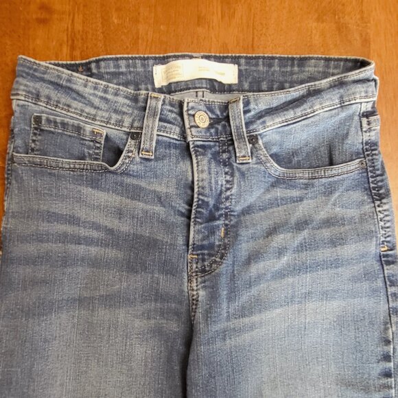 Levi’s Signature Gold~ Straight Leg Cut ~  Sz 4S  ~ Jeans ~ Excellent Condition - Picture 3 of 9